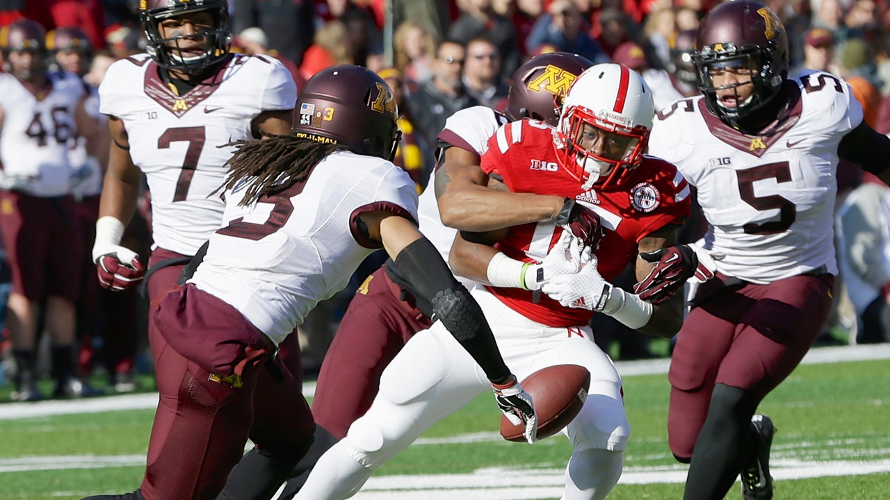 Gophers upset No. 21 Nebraska, 28-24